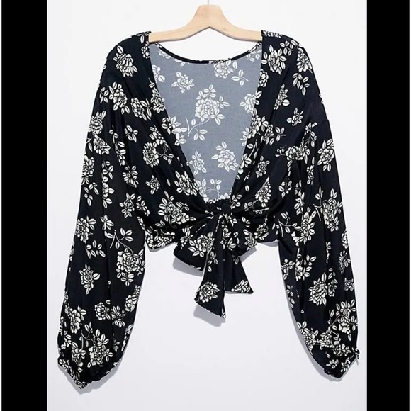 NWT Free People Blaire Tie Back Top Floral Long Sleeve Black & White Size Small - Picture 3 of 3